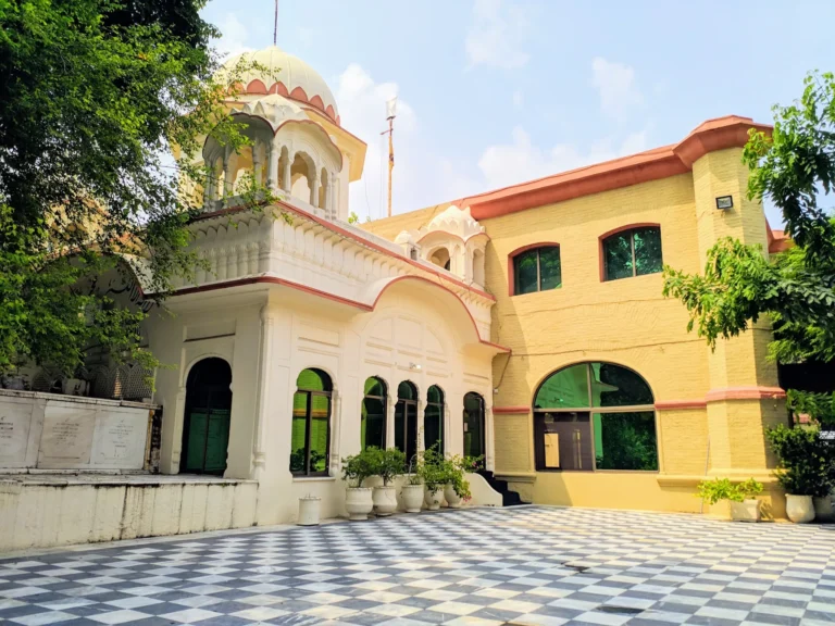 Main_Building_at_Gurdwara_Beri_Sahib_Sialkot_Punjab_Pakistan